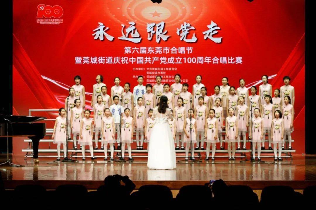 吃早餐的精致女孩